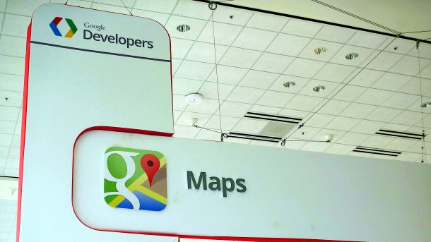 Schild "Maps" und "Google Developers" von einem Ausstellungsstand