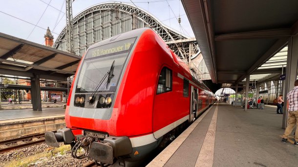 Rote Zuggarnitur mit Zielanzeige "RE8 Hannover Hbf" steht im Hauptbahnhof Bremen
