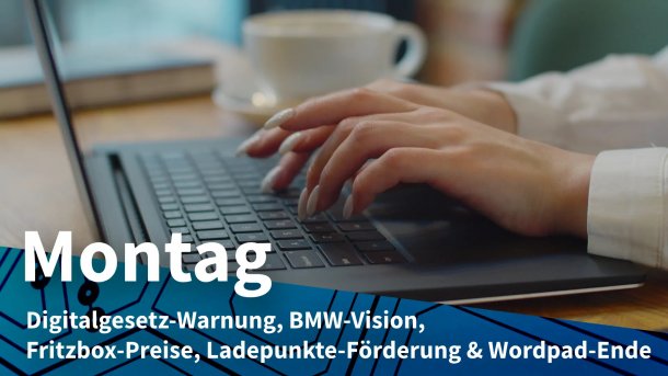 Frau tippt auf Laptop neben Kaffeetasse; Montag: Digitalgesetz-Warnung, BMW-Vision, Fritzbox-Preise, Ladepunkte-Förderung & Wordpad-Ende