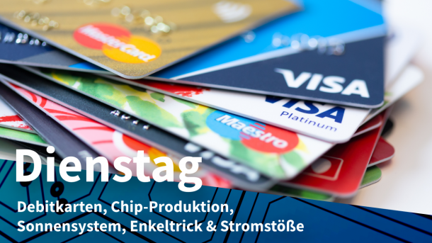 Ein ungeordneter Stapel mit Kreditkarten und Girokarten von verschiedenen Zahlungsdienstleistern wie Mastercard oder Visa., dazu Text: DIENSTAG Debitkarten, Chip-Produktion, Sonnensystem, Enkeltrick & Stromstöße