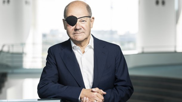 Bundeskanzler Scholz mit Augenklappe