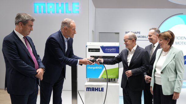 Olaf Scholz auf dem IAA-Stand bei Mahle