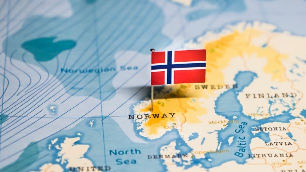 Ausschnitt einer Landkarte; in Norwegen steckt eine norwegische Fahne