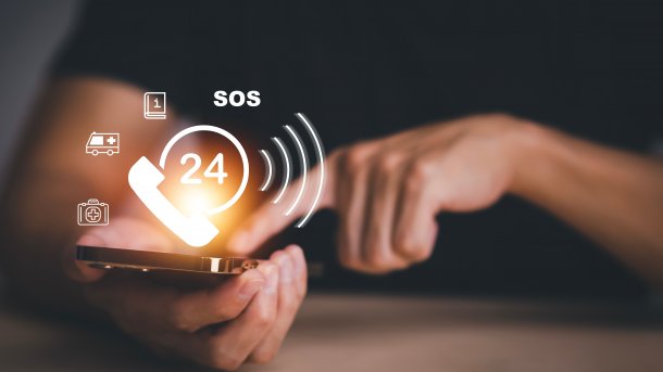 Hände, die ein Smartphone bedienen, um Hife zu holen