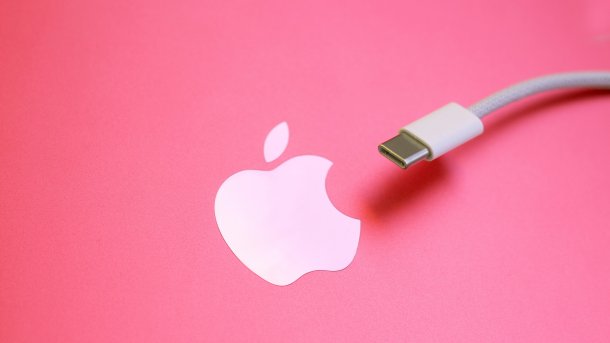 Apple-Logo mit USB-C-Kabel
