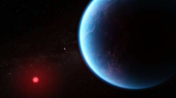 Großer von Wasser bedeckter Planet um kleinen Roten Stern