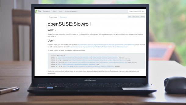 openSUSE Slowroll Wikiseite auf Notebook auf Tisch