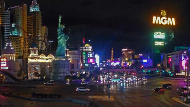 Straßenszene Las Vegas Strip mit großem Leuchtschild "MGM"