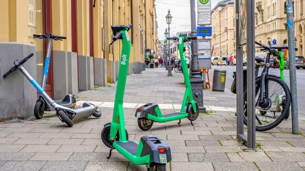 In der Stadt konkurrieren Roller, Räder, parkende Autos und Fußgänger um den Platz auf dem Bordstein. , Foti: Shutterstock / FooTToo