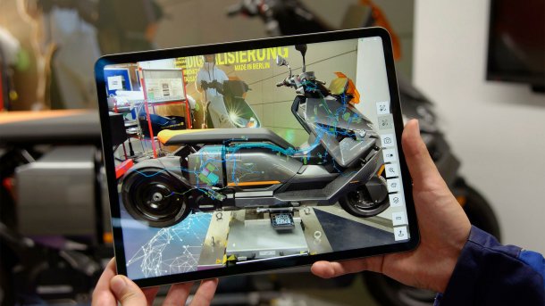 Das BMW-Elektromotorrad zeigt unter dem AR-Röntgenblick des Tablets sein Innenleben – virtuelle Bauteileüberlagerung heißt das im Fachjargon., Karsten Lemm