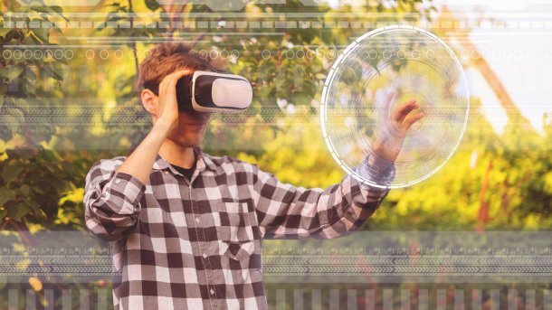 Mensch mit VR-Brille in realer Umgebung