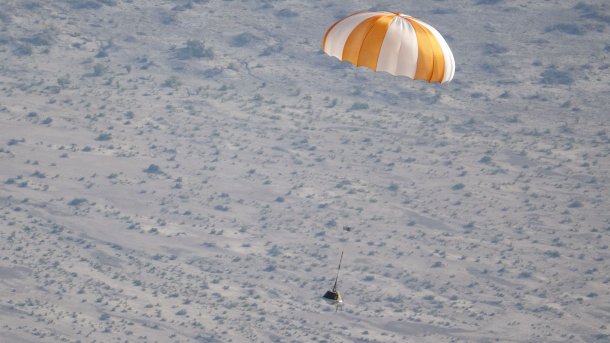 Weltraumkapsel an Fallschirm