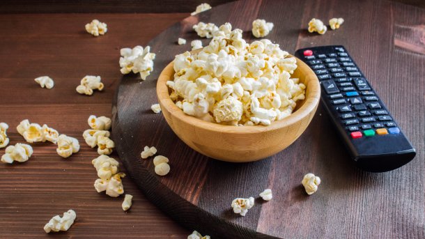 Popcorn und Fernbedienung