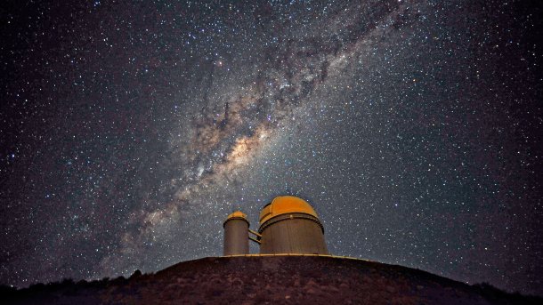 Teleskop vor Sternenhimmel