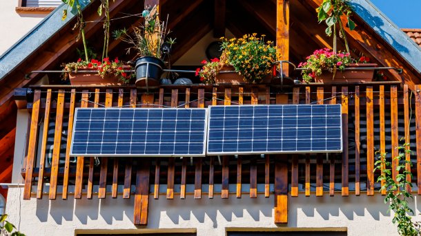 Solarpanel am Balkon eines Hauses
