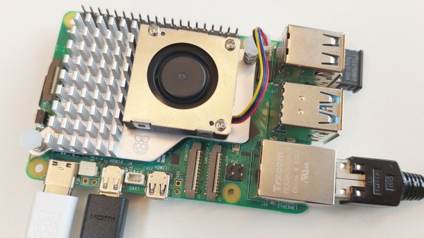 Der Raspberry Pi 5 mit Lüfterkühler im c’t-Testlabor​