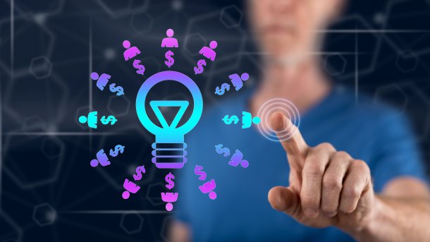 Mann, der ein Crowdfunding-Konzept auf einem Touchscreen mit seinem Finger berührt