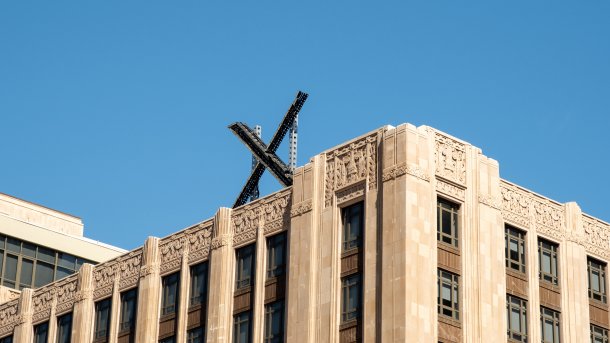 Das Logo von X auf dem Dach der Firmenzentrale im Tageslicht
