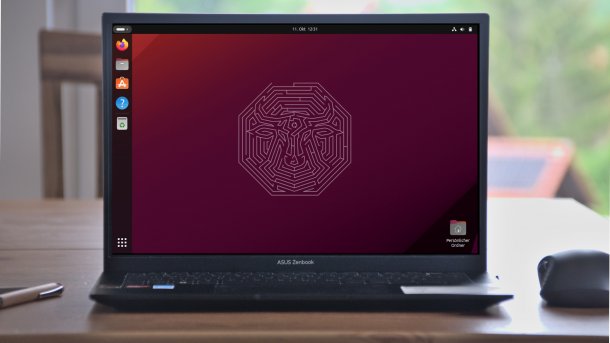 Ubunut 23.10 Desktop auf Notebook auf Tisch