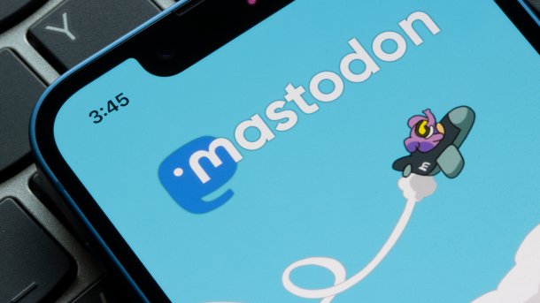 Mastodon-Logo auf Smartphone