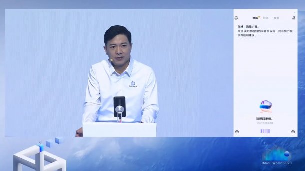 Baidu-Chef zeigt KI-Chatbot Ernie Bot 4 am Handy auf der Baidu World 2023