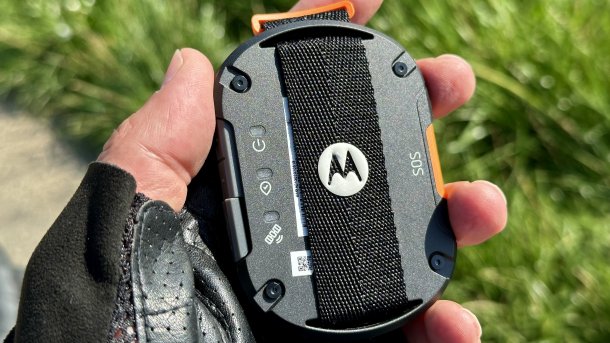 Motorola Defy Satellite Link in einer Hand gehalten