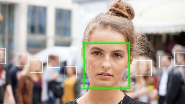 Frauengesicht mit grünem Rahmen einer Gesichtserkennung