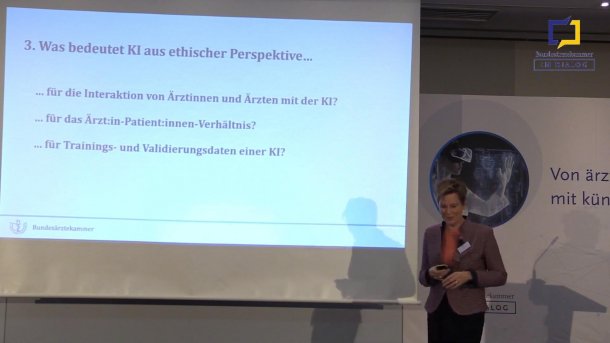 Ethikerin Eva Winkler bei einem Vortrag zu KI in der Medizin