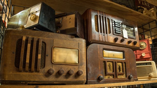 A,Variety,Of,Vintage,Table,Top,Radios,Grouped,Together,On