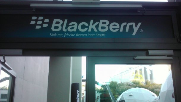 Aufkleber über Tür: "Blackberry - Kiek ma, frische Beeren inna Stadt!"