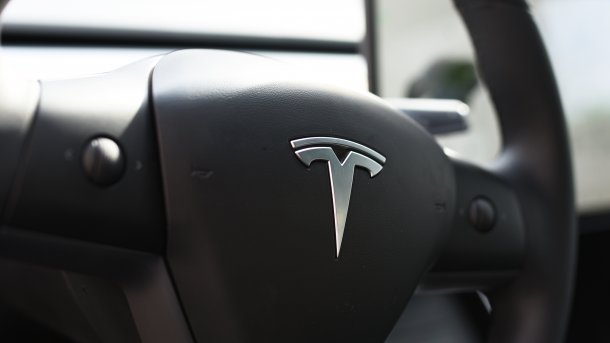 Lenkrad mit Tesla-Logo