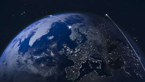 Satellitenaufnahme Europas mit Raketenspur, die von Norwegen ihren Ausgang nimmt.