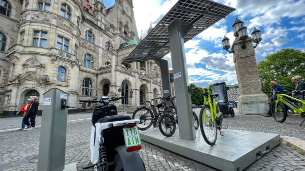 Eine Muster-Ladestation von EnergyBus in Hannover. Diese Pop-up-Ladestationen können unkompliziert und ohne Stromanschluss auf zwei Auto-Parkplätzen aufgestellt werden. Sie bieten zwölf Ladestellen., ExtraEnergy