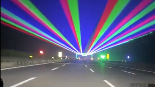 Laser erhellen eine Autobahn