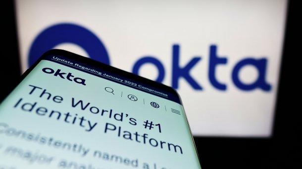 Okta-Logo und Schriftzug "The World's #1 Identity Platform"