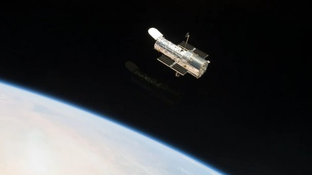 Hubble über der Erde