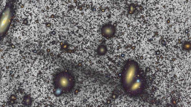 Schwarzer Streifen zwischen Galaxien