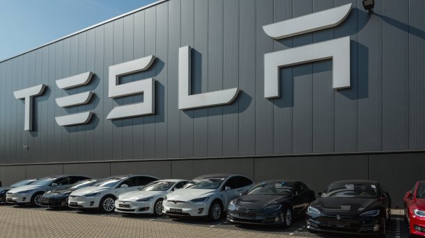 Tesla-Fabrik und -Fahrzeuge