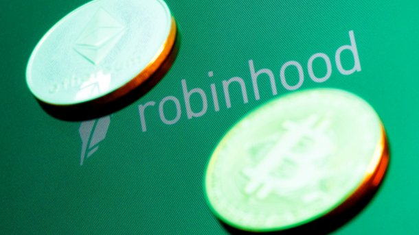 Bitcoin-Münze und Robinhood-Logo