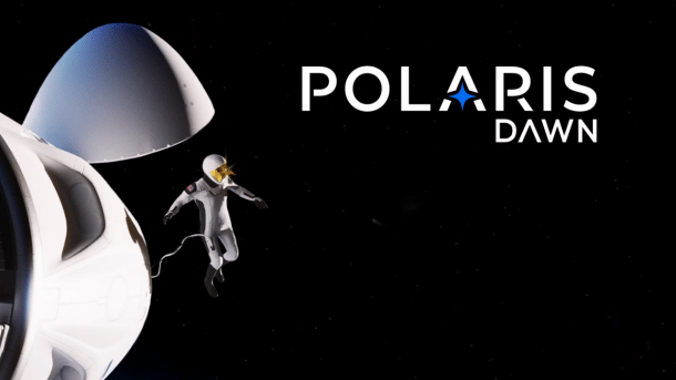 Astronaut bei Weltraumspaziergang mit Schriftzug "Polaris Dawn"