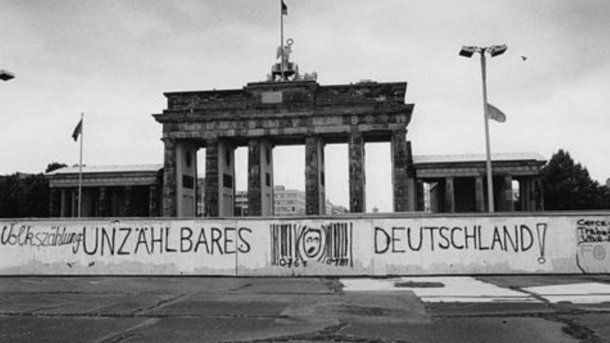 Graffiti auf Berliner Mauer vor Brandenburger Tor