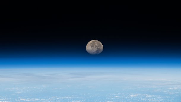 Mond hinter der Erde