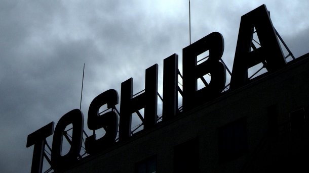 Toshiba-Schriftzug auf Gebäudedach im Gegenlicht