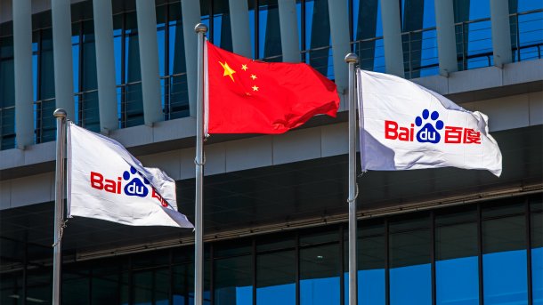 Flaggen von Baidu und Chinas wehen vor dem Firmengebäude des Unternehmens. 