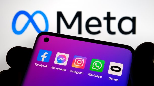 Smartphone mit den Apps von Facebook, Facebook-Messenger, Instragm, WhatsApp und Oculus vor dem Meta-Logo