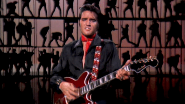Elvis mit Gitarre auf Bühne