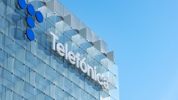 Detail der Glasfassade mit Unternehmens-Logo am Hauptquartier des Telefónica-Konzerns in Madrid.