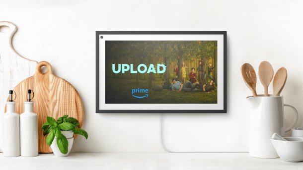 Ein Echo Show 15 zeigt ein Amazon Prime Sujet, links und rechts davon Küchenutensilien