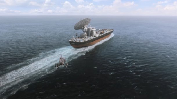 Ein Containerschiff mit einer riesigen Radioantenne