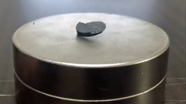 Rundes Podest, über dessen Mitte ein Bröckchen Metall schwebt